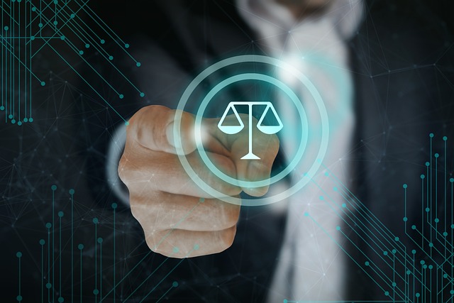 Imagen dedo apuntando a icono de balanza legal